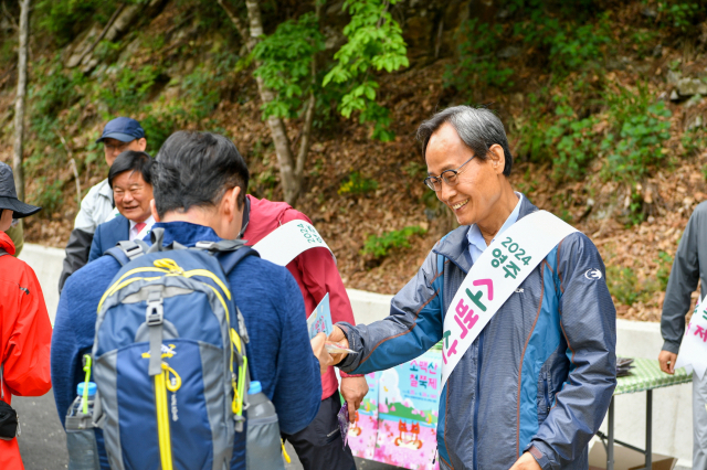 박남서 영주시장이 소백산철쭉제가 열리는 소백산을 찾은 탐방객들을 맞이하고 있다. 영주시 제공