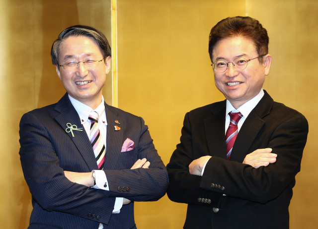 이철우 경북도지사(사진 오른쪽)와 히라이 신지 일본 돗토리현 지사가 지난해 1월 일본에서 열린 한일 지사회의에서 기념 촬영을 하고 있다. 경북도 제공.
