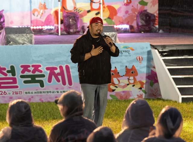 폐막 공연에 특별 출연한 가수 마아성 씨가 무대를 뜨겁게 달구고 있다. 마경대 기자