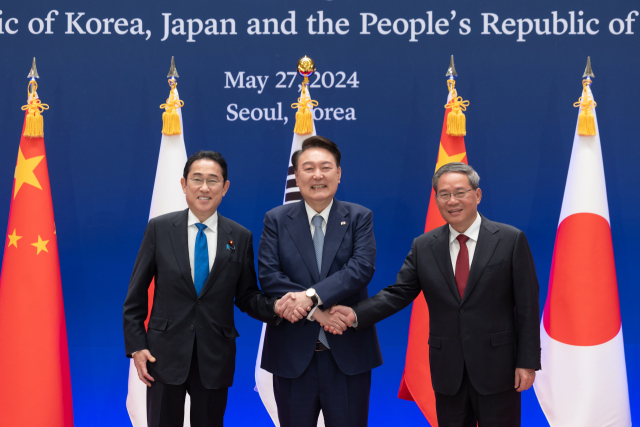 윤석열 대통령, 기시다 후미오 일본 총리, 리창 중국 국무원 총리가 27일 청와대 영빈관에서 열린 제9차 한일중 정상회의에 앞서 기념 촬영을 하고 있다. 연합뉴스