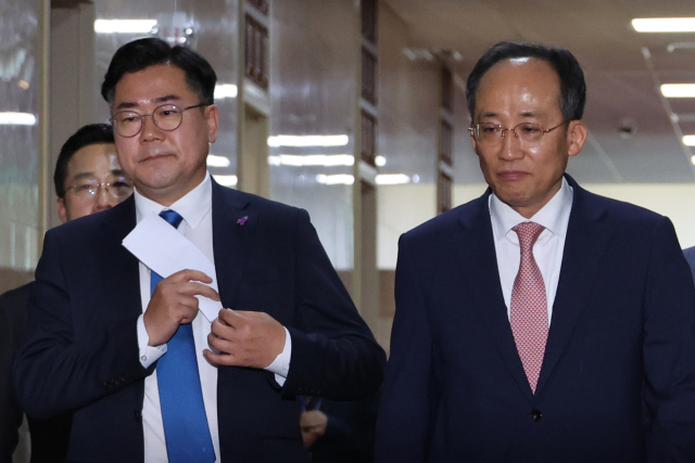 국민의힘 추경호 원내대표(오른쪽)와 더불어민주당 박찬대 원내대표가 27일 서울 여의도 국회에서 김진표 국회의장과 회동을 마치고 나오고 있다. 이날 양당 원내대표는 하루 앞으로 다가온 21대 국회 마지막 본회의 안건을 김 의장 주재로 논의했으나 합의에 이르지 못했다. 연합뉴스