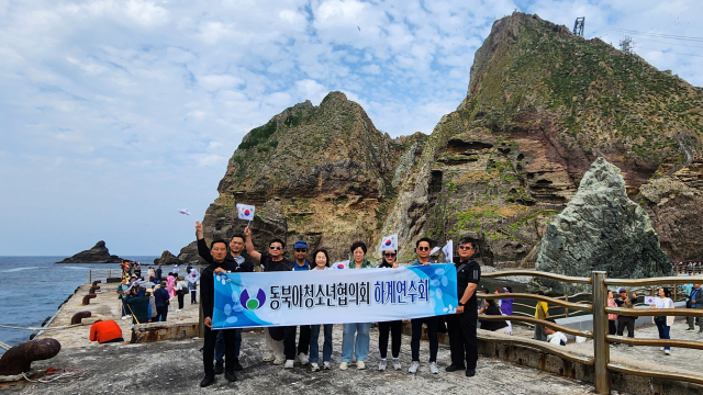 지난 25~27일 독도에서 열린 하계연수회에서 (사)동북아청소년협의회 이사들이 기념촬영을 하고 있다. 동북아청소년협의회 제공