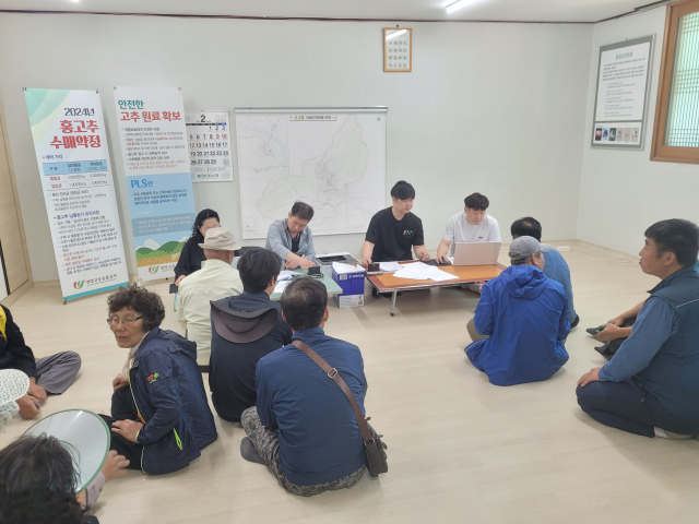 28일 영양고추유통공사는 영양군 청기면 토구리에서 지역 내 고추재배 농가를 대상으로 올해 홍고추 수매약정을 체결하고 있다. 영양군 제공