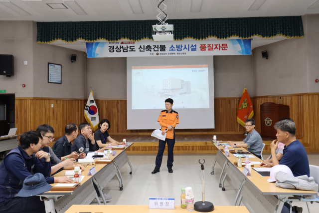 창녕소방서, 27일 관내 창녕읍 송현리에 위치한 창녕군 청년센터 신축공사 현장에서 소방시설 품질자문단을 운영하고 있는 모습. 창녕소방서 제공