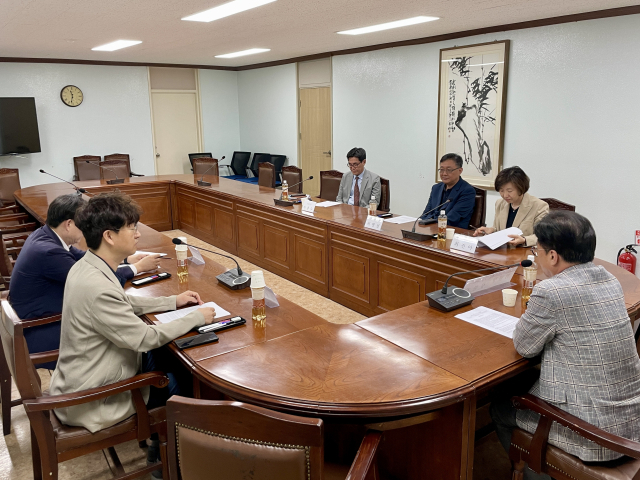 28일 매일신문사 회의실에서 매일신문 23기 독자위원회 4차 회의가 진행되고 있다. 일부 위원들은 사정상 참석하지 못해 서면으로 의견을 개진했다. 이연정 기자