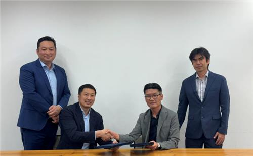 엘앤에프는 전구체 업체 CNGR과 미국 인플레이션 감축법(IRA) 대응을 위한 중장기 업무협약(MOU)을 맺었다고 28일 밝혔다. 왼쪽부터 김동환 CNGR 총경리, 토니 타오 CNGR CEO, 최수안 엘앤에프 대표, 장성균 엘앤에프 CPO. 엘앤에프 제공