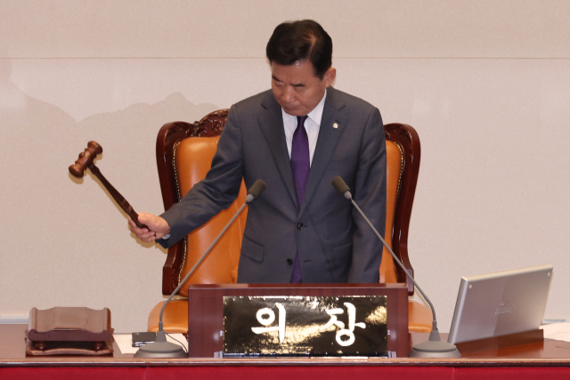 김진표 국회의장이 28일 오후 서울 여의도 국회 본회의장에서 21대 국회 마지막 본회의를 개회하고 있다. 연합뉴스