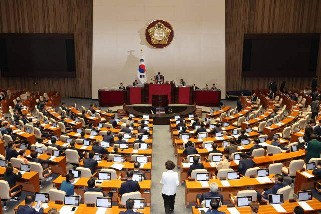 김진표 국회의장이 28일 오후 국회에서 열린 본회의에서 재의결 안건으로 상정됐다가 부결된 
