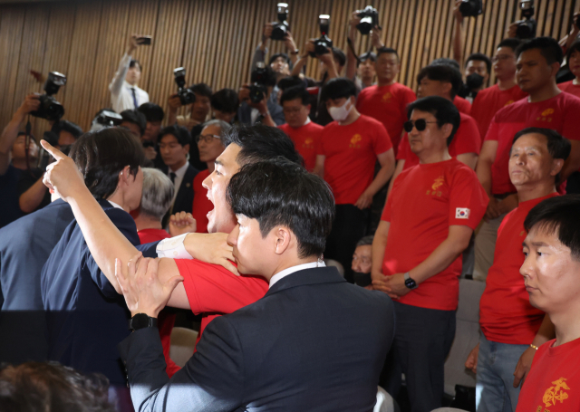 지난 5월 28일 오후 국회에서 열린 본회의에서 해병대예비역연대 회원들이 재의결 안건으로 상정된 