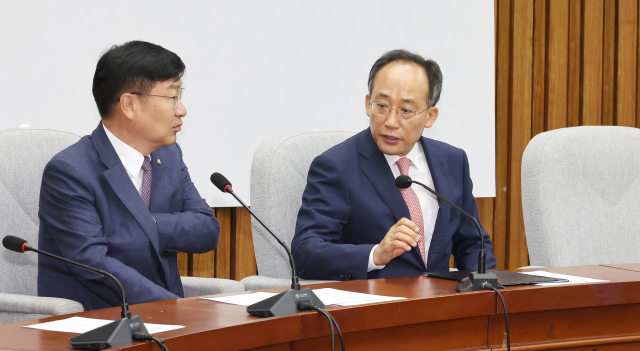 국민의힘 추경호 원내대표(오른쪽)가 21일 오전 국회에서 열린 원내대책회의에 입장해 정점식 정책위의장과 대화하고 있다. 연합뉴스