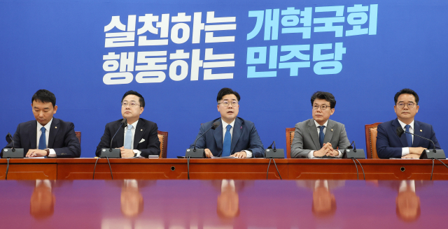 더불어민주당 박찬대 원내대표(가운데)가 28일 오전 국회에서 열린 원내대책회의에서 발언하고 있다. 연합뉴스