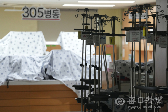 28일 대구 중구 경북대학교병원의 한 병동이 폐쇄돼 있다. 경북대병원은 진료 공백으로 인한 재정난이 지속돼 비상 경영 체제로 전환했다. 안성완 기자 asw0727@imaeil.com