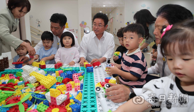 28일 오후 이철우 경북도지사와 이병환 성주군수가 부모의 양육 부담을 줄이고, 24시까지 완전 돌봄이 가능한 