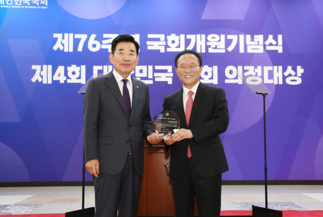 윤재옥 국민의힘 의원(오른쪽)이 제4회 대한민국 국회 의정대상 시상식에서 상을 받고 있다.