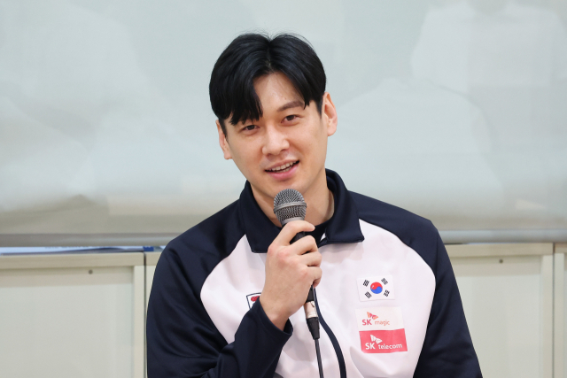 27일 오전 충북 진천선수촌에서 열린 2024 파리 올림픽 펜싱 국가대표 미디어데이 행사에서 남자 사브르 대표팀 구본길이 기자회견을 하고 있다. 연합뉴스