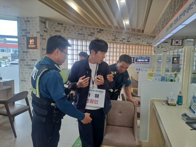 의성군은 지난 27일 군청 민원과에서 악성 민원 발생 시 신속하게 대응할 수 있도록 경찰과 합동 모의 훈련을 진행했다. 의성군 제공.