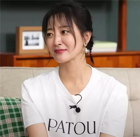 김희선이 착용한 파투의 오가닉 데님 티셔츠