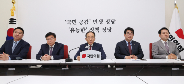 국민의힘 추경호 원내대표(가운데)가 29일 오전 국회에서 기자간담회를 열고 발언하고 있다. 연합뉴스