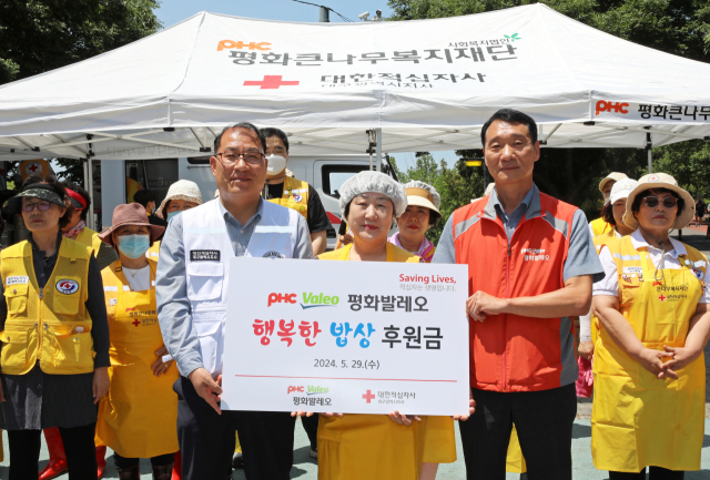 왼쪽부터 고홍원 대구적십자사 사무처장, 권미경 대한적십자사봉사회 달서구지구협의회장, 김태만 평화발레오 경영지원부문장