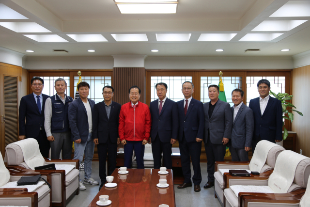 29일 오전 11시 한국노총대구지역본부 제16대 의장으로 당선된 정병화 신임의장이 인사 차 대구광역시청을 방문해 홍준표 시장을 만나 접견했다. 한국노총대구지역본부 제공