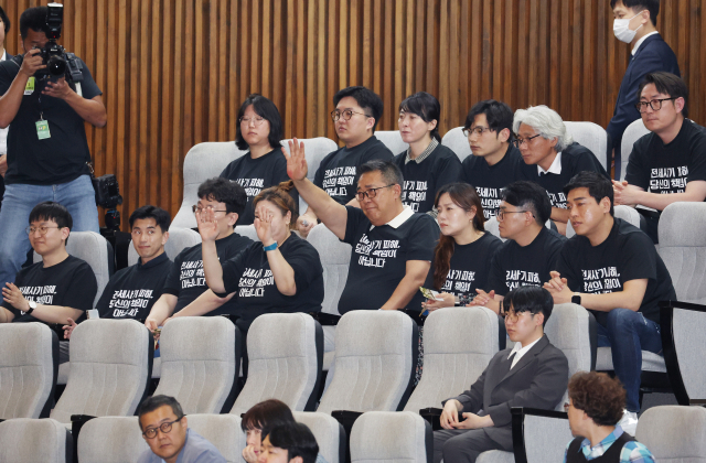28일 오후 국회에서 열린 본회의에서 전세사기특별법 개정안이 여당 의원들이 불참한 가운데 야당 단독으로 처리되자 방청을 하던 전세사기 피해자들이 손을 들어보이고 있다. 연합뉴스