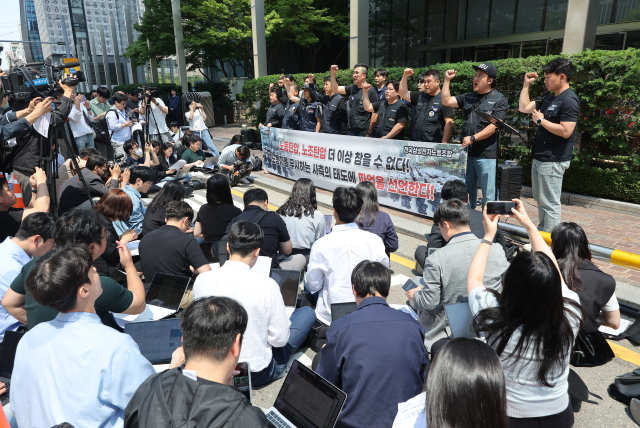 29일 오전 서울 서초구 삼성전자 서초사옥 앞에서 전국삼성전자노동조합 파업 선언 기자회견이 열리고 있다. 연합뉴스
