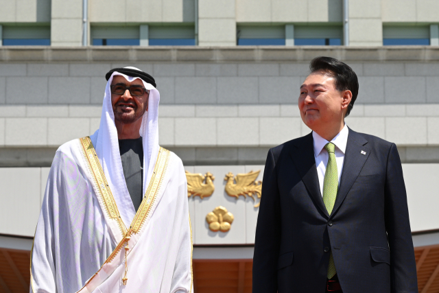 윤석열 대통령과 무함마드 빈 자예드 알 나흐얀 아랍에미리트(UAE) 대통령이 29일 서울 용산 대통령실 청사 앞 잔디마당에서 열린 UAE 대통령 국빈 방한 공식 환영식에서 아크부대원, 어린이환영단 등 참석자들을 바라보고 있다. 연합뉴스