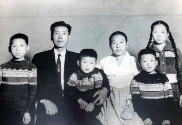 어릴적 가족사진. 왼쪽부터 첫째아들 이인식, 아버지 고 이형구, 셋째아들 이진용, 어머니 최주문, 둘째아들(본인) 이무식, 맏누나 이희자 씨. 이무식 씨 제공