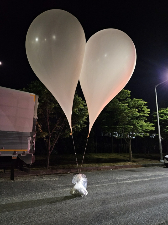29일 북한이 날려 보낸 것으로 보이는 풍선 90여개가 전국 곳곳에서 발견됐다. 일부는 땅에 떨어졌고 나머지는 계속 비행 중이다. 사진은 이날 충남에서 발견된 대남 전단과 오물 등을 실은 것으로 보이는 풍선. 연합뉴스