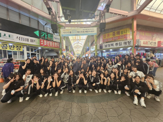 소상공인시장진흥공단 대구서부센터는 전통시장 활성화를 위해 지난 29일 미래고객인 청소년과 어린이를 대상으로 대구 서남신시장에서 전통시장 장보기 체험행사를 진행했다. 소상공인시장진흥공단 대구서부센터 제공
