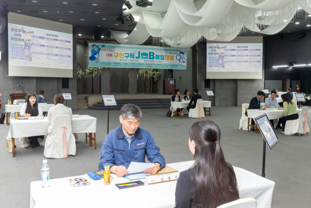30일 오전 부산상공회의소 상의홀에서 지역기업과 전문기술 인력을 매칭하는 