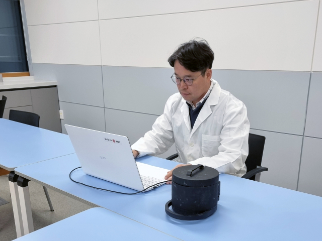 경북 영양교육지원청 관계자가 지역 내 학교에 공급되는 식재료의 안전성 검증을 위해 보유 중인 방사능검사기기를 이용해 자체 검사를 시행하고 있다. 영양교육지원청 제공