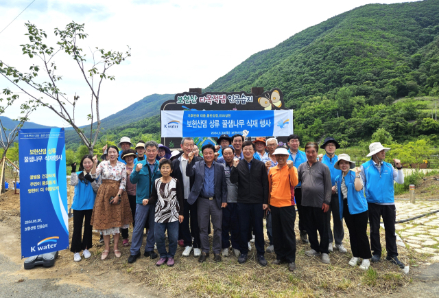 K-water 보현산댐지사와 영천시 및 한국양봉협회 영천시지부, 지역민 등이 꿀벌 밀원수 식재 행사 이후 기념촬영을 하고 있다. K-water 보현산댐지사 제공
