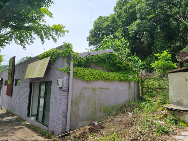 지난 27일 오전 방문한 대구 동구 백안동 414-3번지 건물. 이 건물 뒤로 약 1.5m 너비의 철문이 설치돼있다. 건물 뒤에 위치한 땅의 소유주는 국유지를 걸쳐 세워진 건축물로 인해 통행과 재산권에 침해를 받고 있다고 주장했다. 김유진 기자