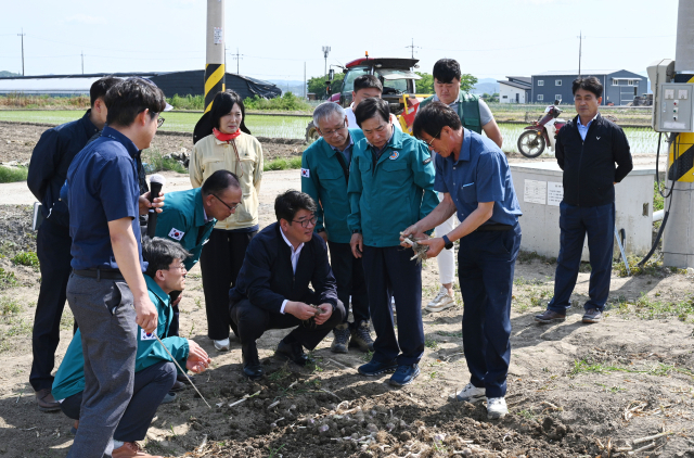 권재한 농림축산식품부 농업혁신정책실장(사진 가운데)와 성낙인 창녕군수가 농업기계화 추진 현장에 대한 설명을 같이 듣고 있다. 창녕군 제공