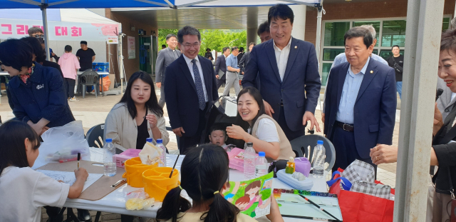 김진열 대구 군위군수와 박수현 군의회 의장 일행이 