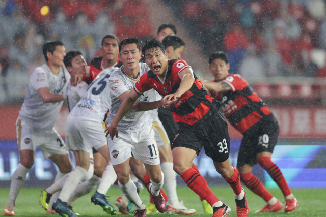 지난 4월 20일 펼쳐진 김천상무와 포항스틸러스의 경기 장면. 한국프로축구연맹 제공
