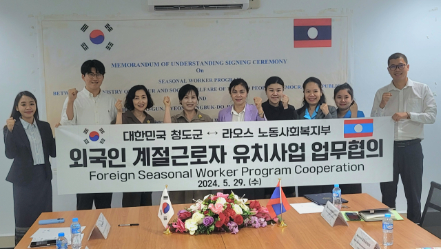 청도군(군수 김하수) 친환경농업단은 30일 외국인 계절근로제도 운영을 위해 업무협약을 체결한 라오스 정부의 노동사회복지부를 방문해 고용국장 등 관계자들과 업무협의회를 했다. 청도군 제공