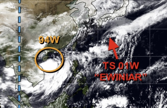 미국 합동태풍경보센터(JTWC, Joint Typhoon Warning Center)는 5월 30일 오전부터 2호 태풍 말릭시로 발달할 가능성이 있는 94W 열대요란에 대한 감시에 돌입했다. 오른쪽 빨간 화살표가 가리키는 것은 1호 태풍 에위니아