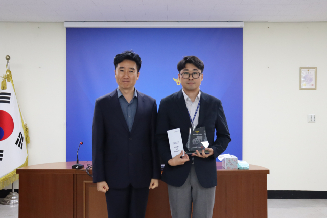 경북 성주경찰서 수사과 지능팀(팀장 이선하, 사진 오른쪽)이 경북청 2024 제1차 베스트 지능팀에 선정됐다. 성주경찰서 제공