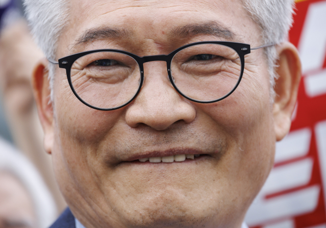 더불어민주당 돈 봉투 의혹으로 구속 상태에서 재판받아온 송영길 소나무당 대표가 30일 오후 법원의 보석 허가로 석방돼 경기도 의왕 서울구치소를 빠져 나온 뒤 소감을 말하고 있다. 연합뉴스