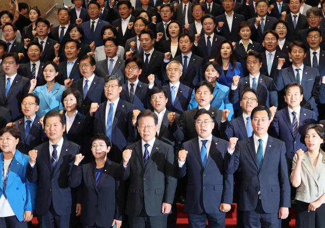 더불어민주당 이재명 대표와 박찬대 원내대표를 비롯한 22대 국회의원들이 30일 오후 서울 여의도 국회 중앙홀 계단에서 열린 의원총회에서