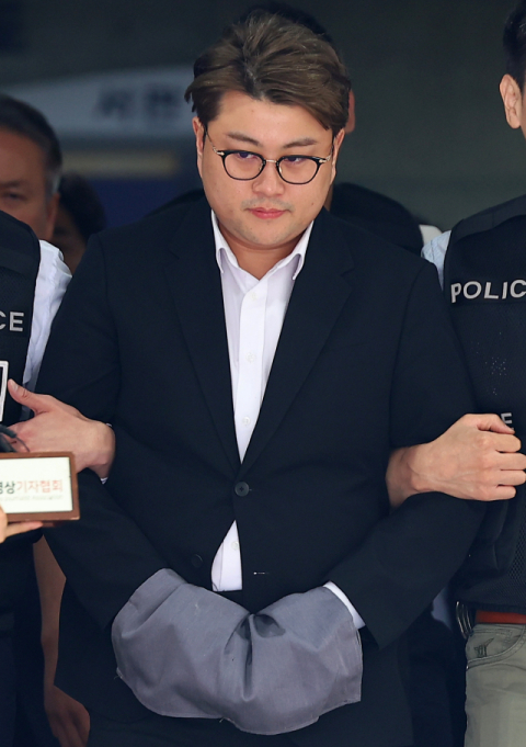 음주 뺑소니 혐의를 받는 가수 김호중이 24일 구속 전 피의자 심문(영장실질심사)을 마친 뒤 서울 서초구 서울중앙지법을 나와 호송차로 향하고 있다. 연합뉴스
