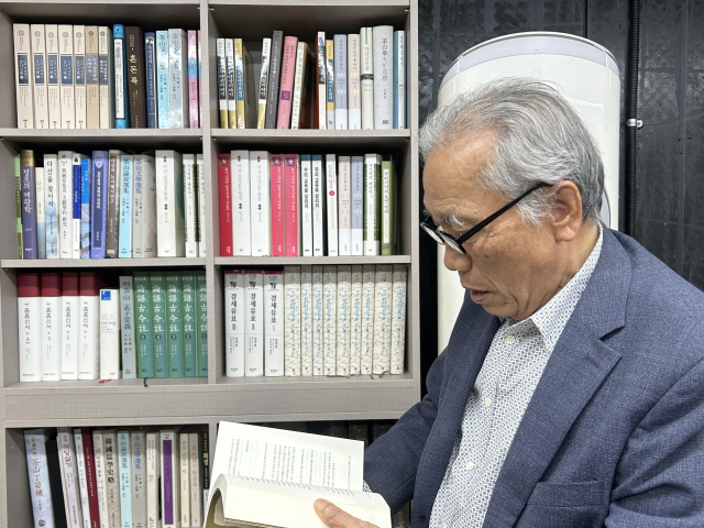 박석무 다산연구소 이사장이 지난 28일 경기 수원 다산연구소에서 연합뉴스와 인터뷰하며 다산의 주요 사상을 설명하고 있다. 연합뉴스