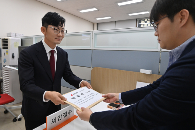 22대 국회 개원 첫날인 30일 오전 국민의힘 박충권 의원이 서울 여의도 국회 의안접수센터에서 