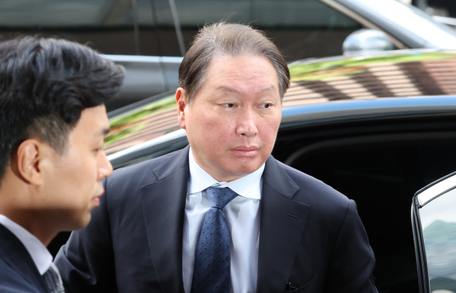 최태원 SK 회장이 28일 서울 중구 한 호텔에서 열린 빈 자이드 알 나하얀 아랍에미리트(UAE) 대통령과의 간담회에 참석하고 있다. 연합뉴스