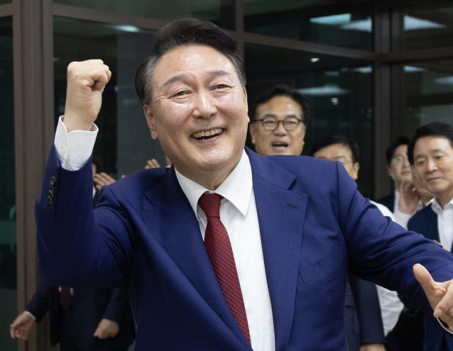 윤석열 대통령이 지난 30일 충남 천안 재능교육연수원에서 열린 제22대 국민의힘 국회의원 워크숍에서 만찬을 마친 뒤 어퍼컷 세리머니를 하고 있다. 연합뉴스