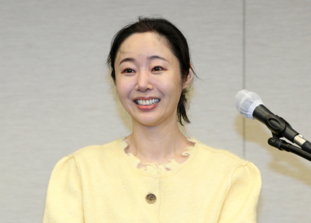 민희진 어도어 대표가 31일 오후 서울 중구 한국프레스센터에서 두 번째 기자회견을 열고 이날 오전 열린 어도어 임시주주총회와 관련한 입장을 발표하던 중 밝게 웃고 있다. 연합뉴스