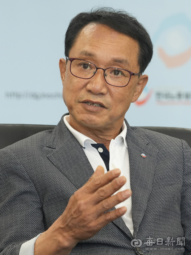 한국노총 대구지역본부 제16대 의장으로 당선된 정병화 신임의장이 지난달 31일 매일신문과 인터뷰를 하고 있다. 안성완 기자 asw0727@imaeil.com