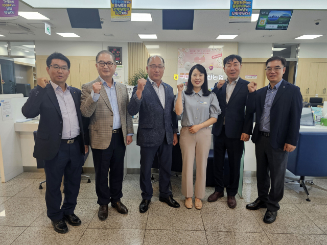 지나달 30일 고객의 소중한 돈을 지켜낸 이영미(오른쪽 세 번째) 구미칠곡축협 계장이 장영익(왼쪽 세 번째) 조합장 및 임직원들과 기념촬영을 하고 있다. 조규덕기자